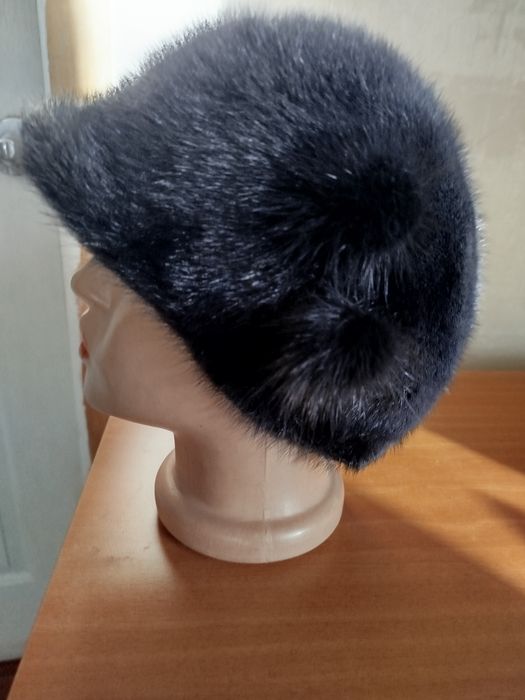 Зимова жіноча шапка з норки
