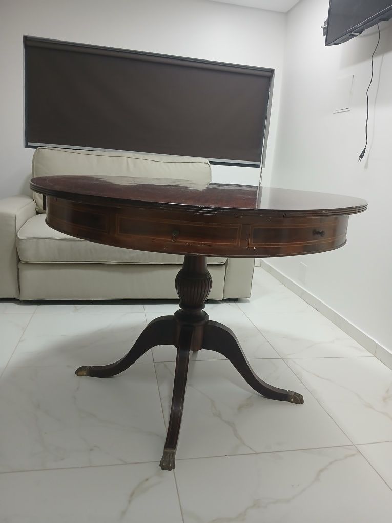 Mesa de jantar em madeira