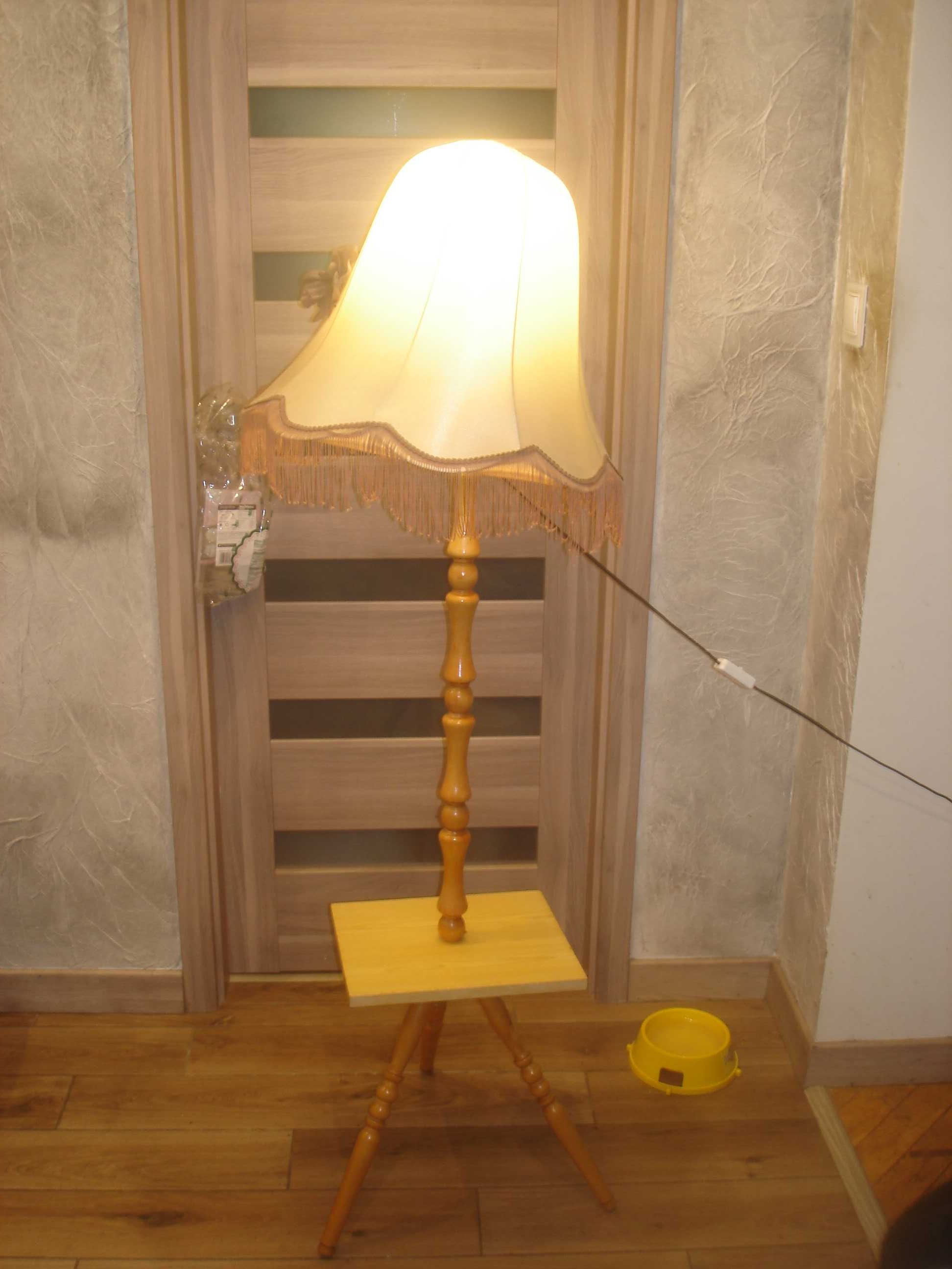 Lampa ze stolikiem