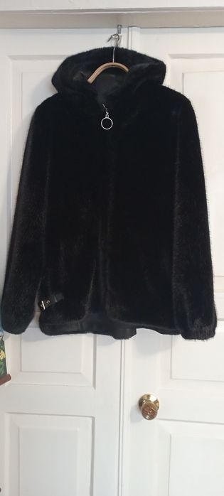 Суперова норкова шубка з екохутра чорного кольору.