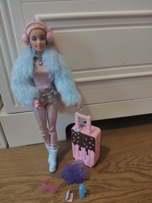 Barbie Extra Fly Zimowa w podróży z zimowymi ubrankami