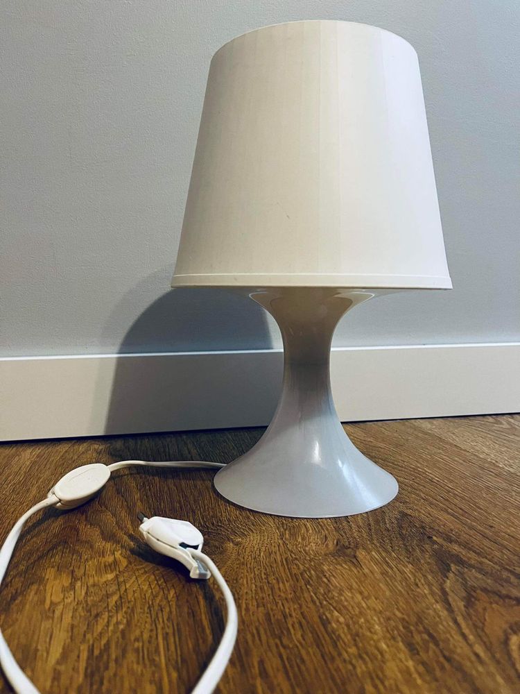 Biala lampka nocna stolowa z abazurem lampa