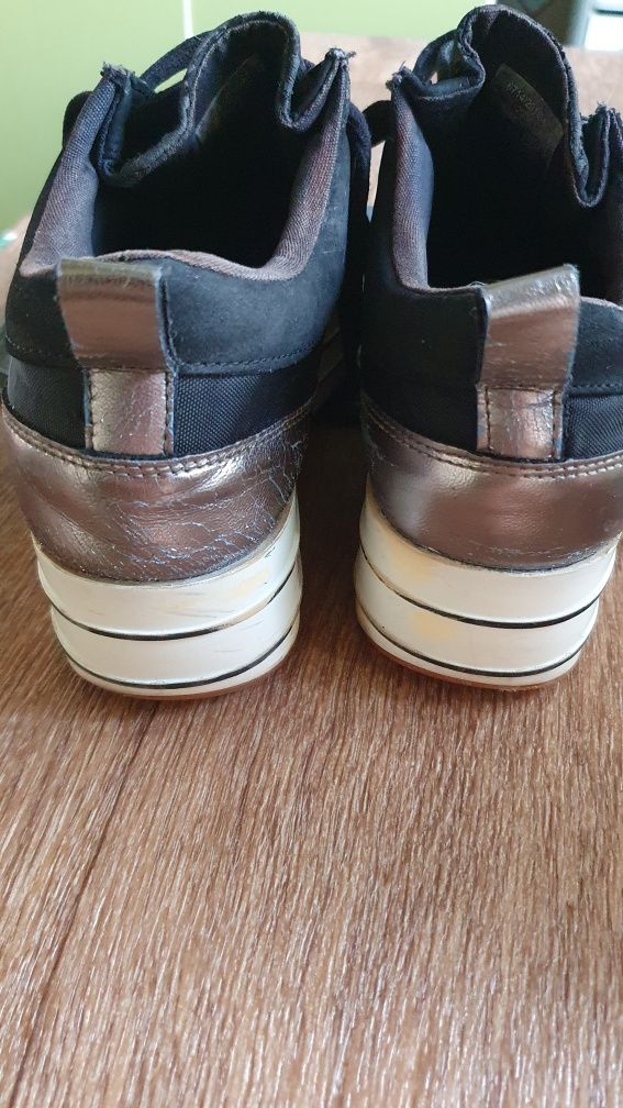 Кроссовки бренда Zara