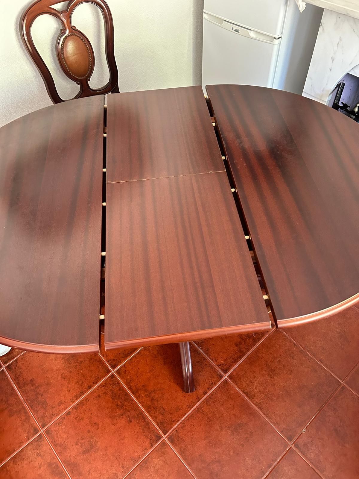 Conjunto Mesa de Jantar Extensível em Mogno com 5 Cadeiras em Couro