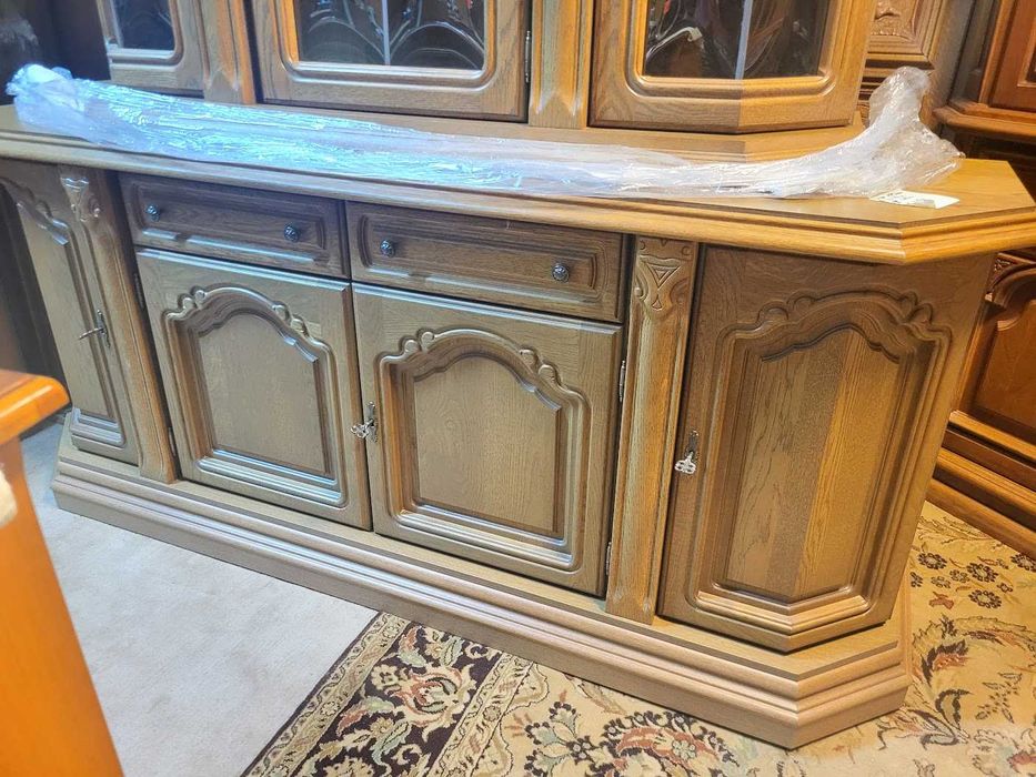 Komoda dębowa z zawieszaną witryną