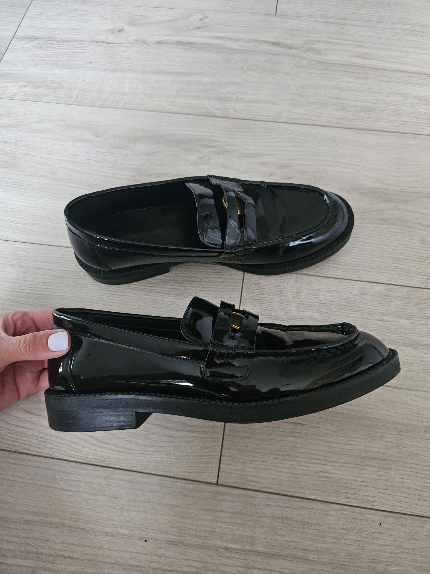 Czarne lakierowane loafersy reserved 38