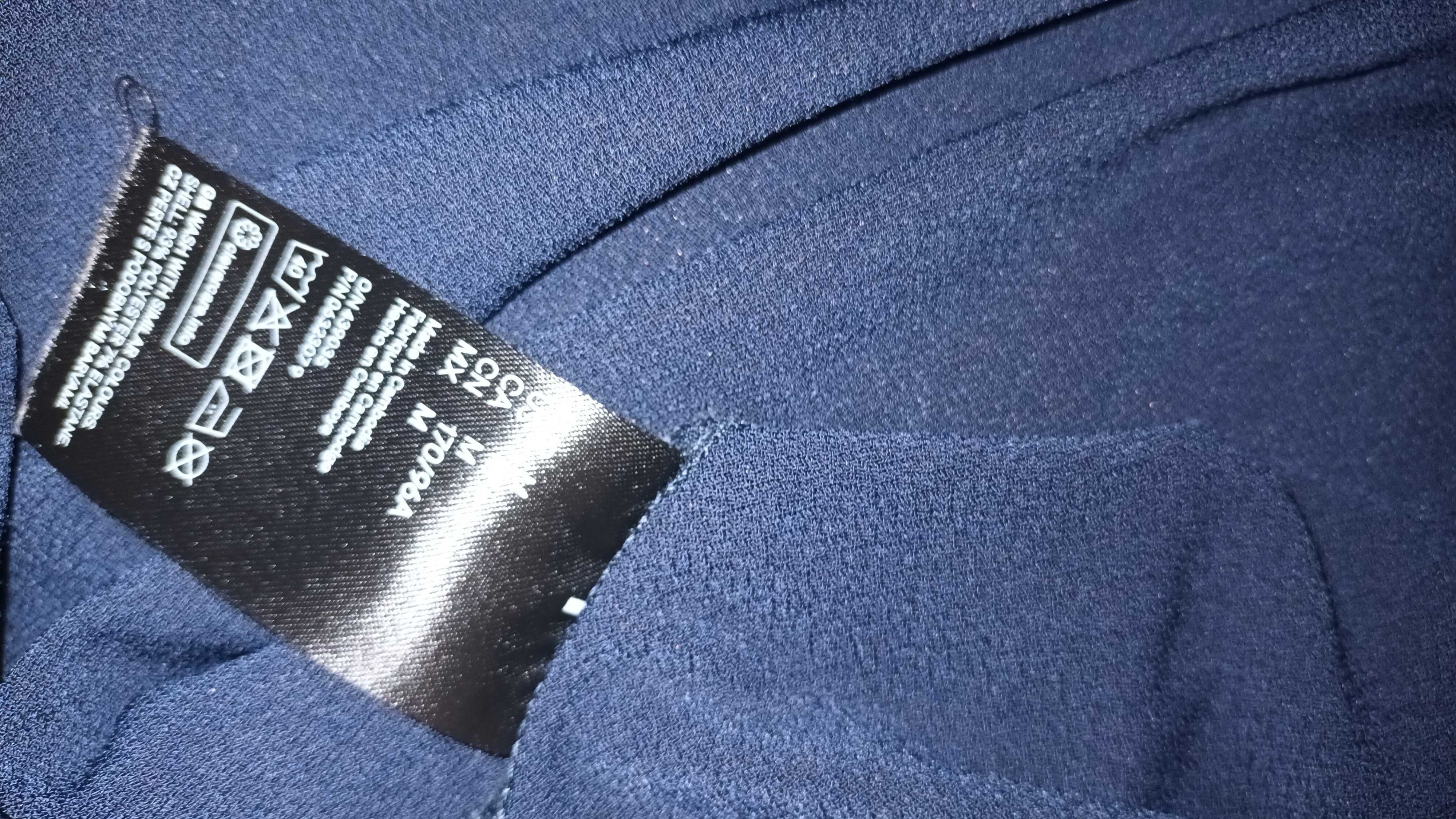 Blusa em azul escuro da H&M