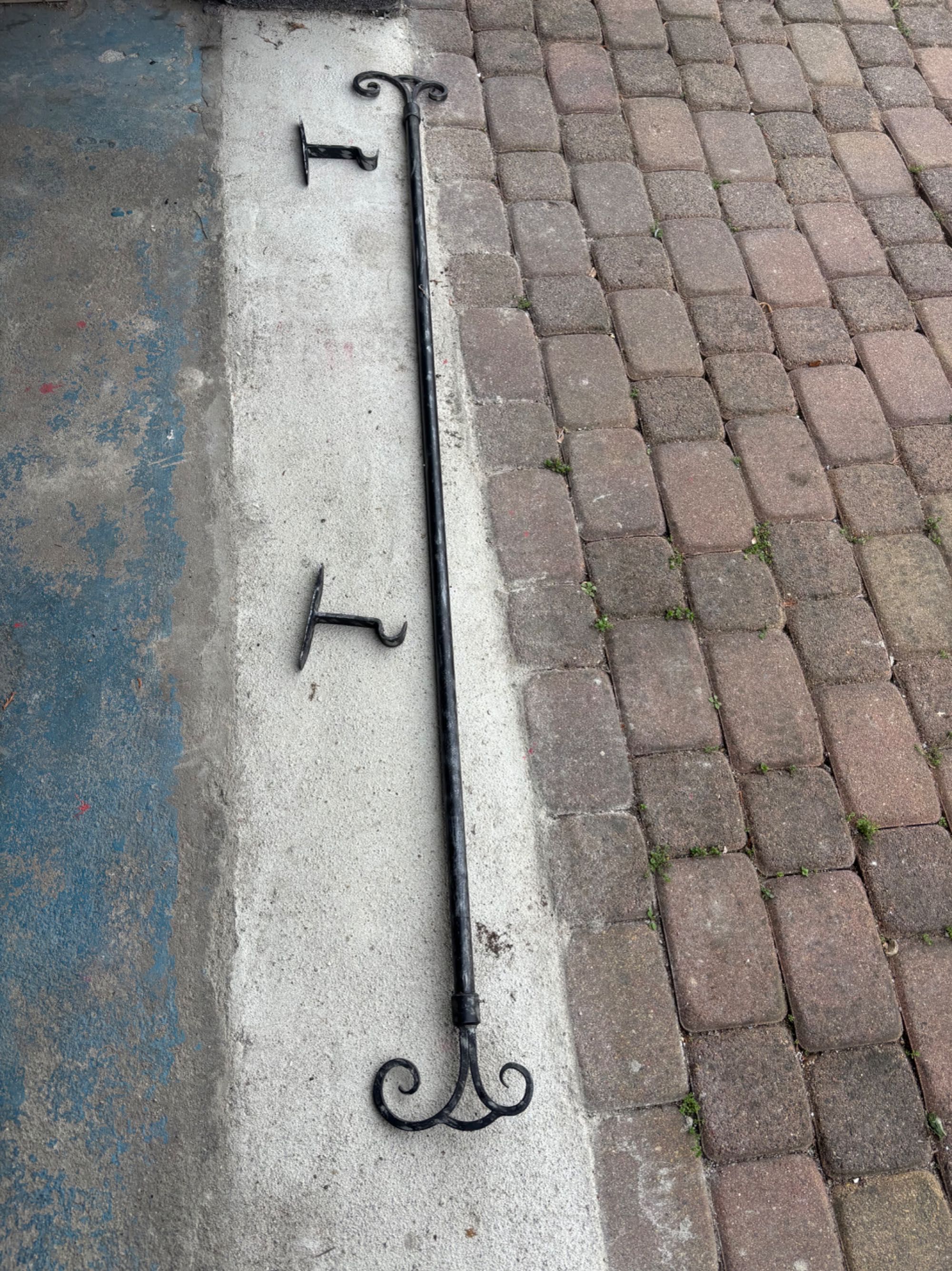 Ręcznie robiony, masywny metalowy karnisz w stylu vintage