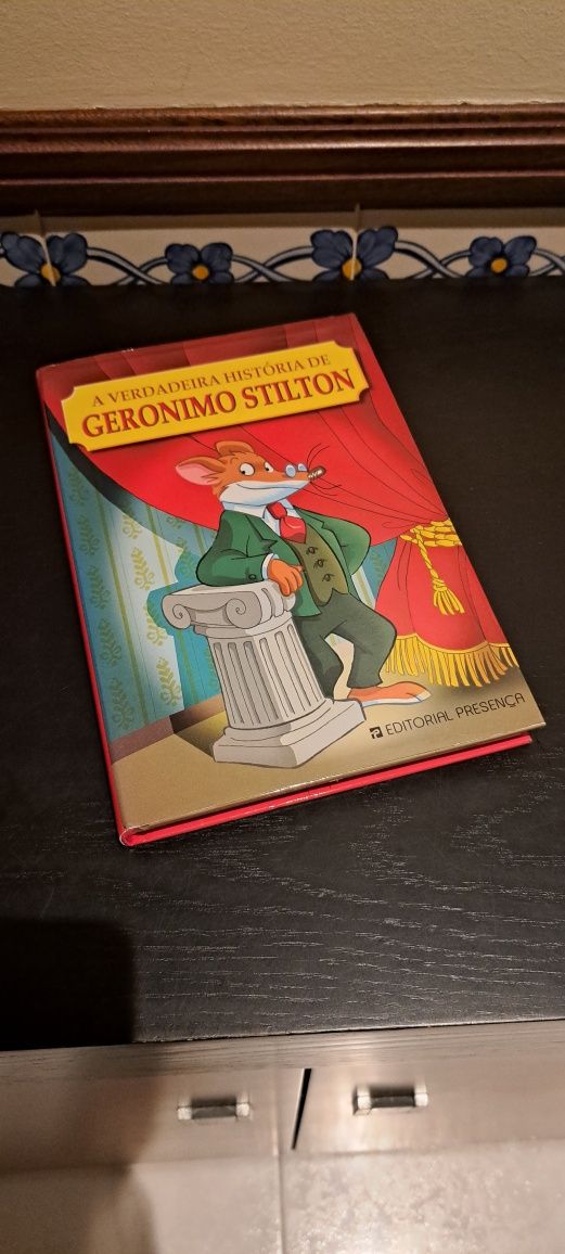 Livro "A verdadeira história de Gerónimo Stilton"