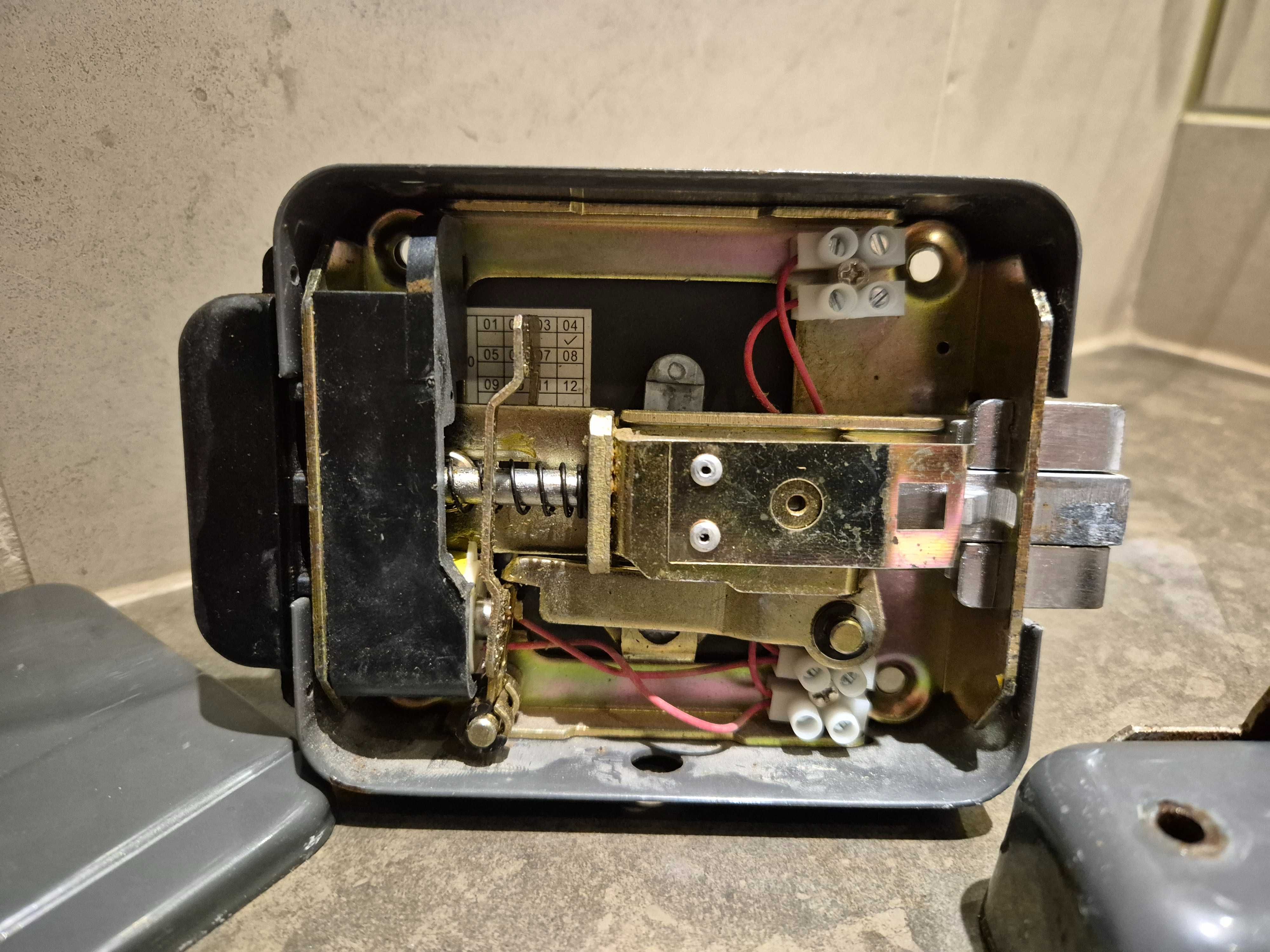 Fechadura trinco electrico Dorcas para porta de prédio MOD.D96P.BC