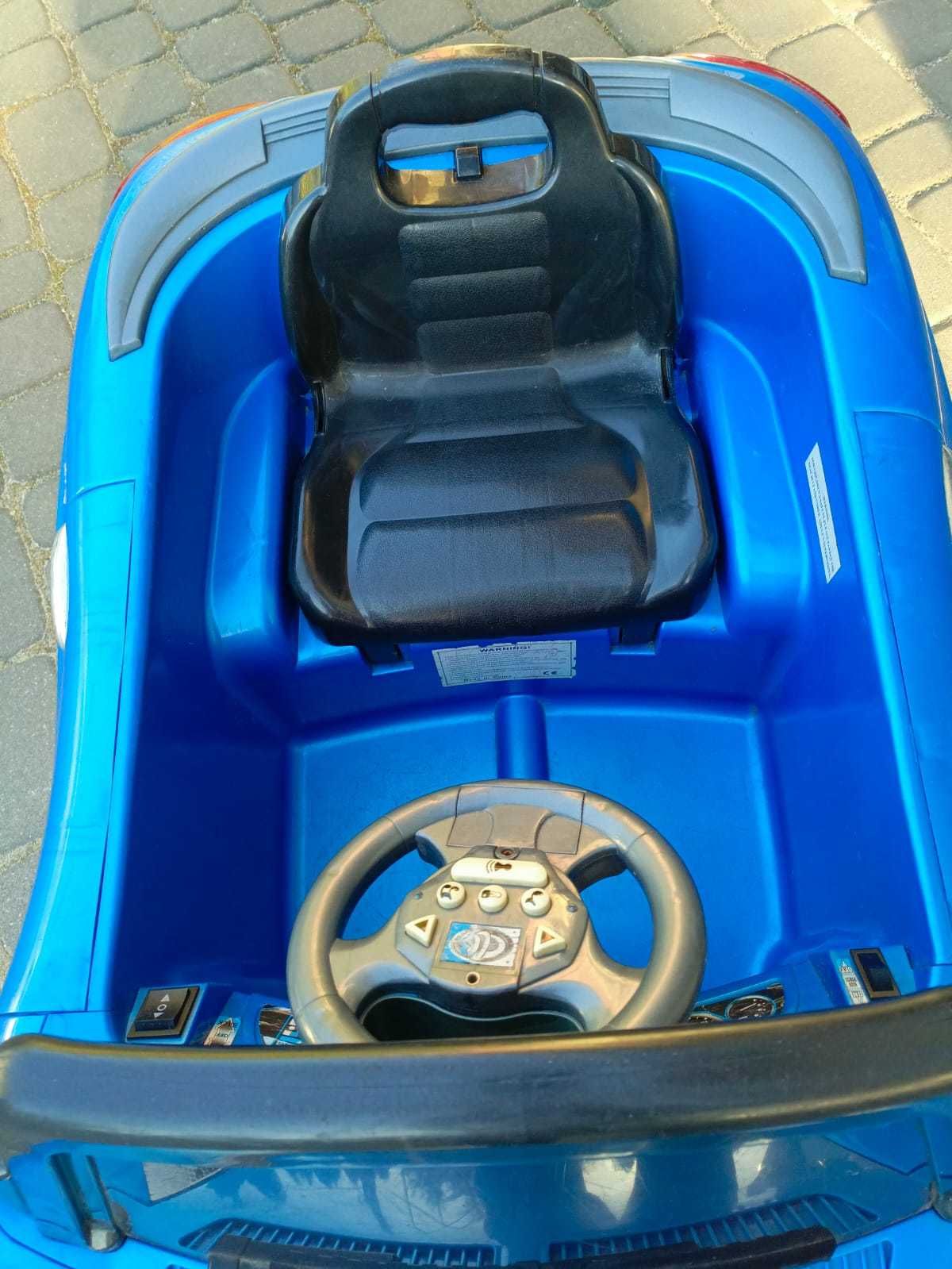 Niebieski samochód na akumulator
