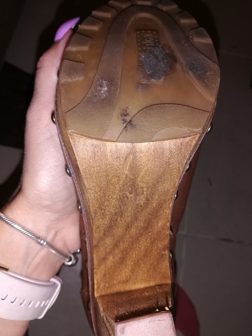 Botas de cano alto com tachas de lado Bershka nr 36