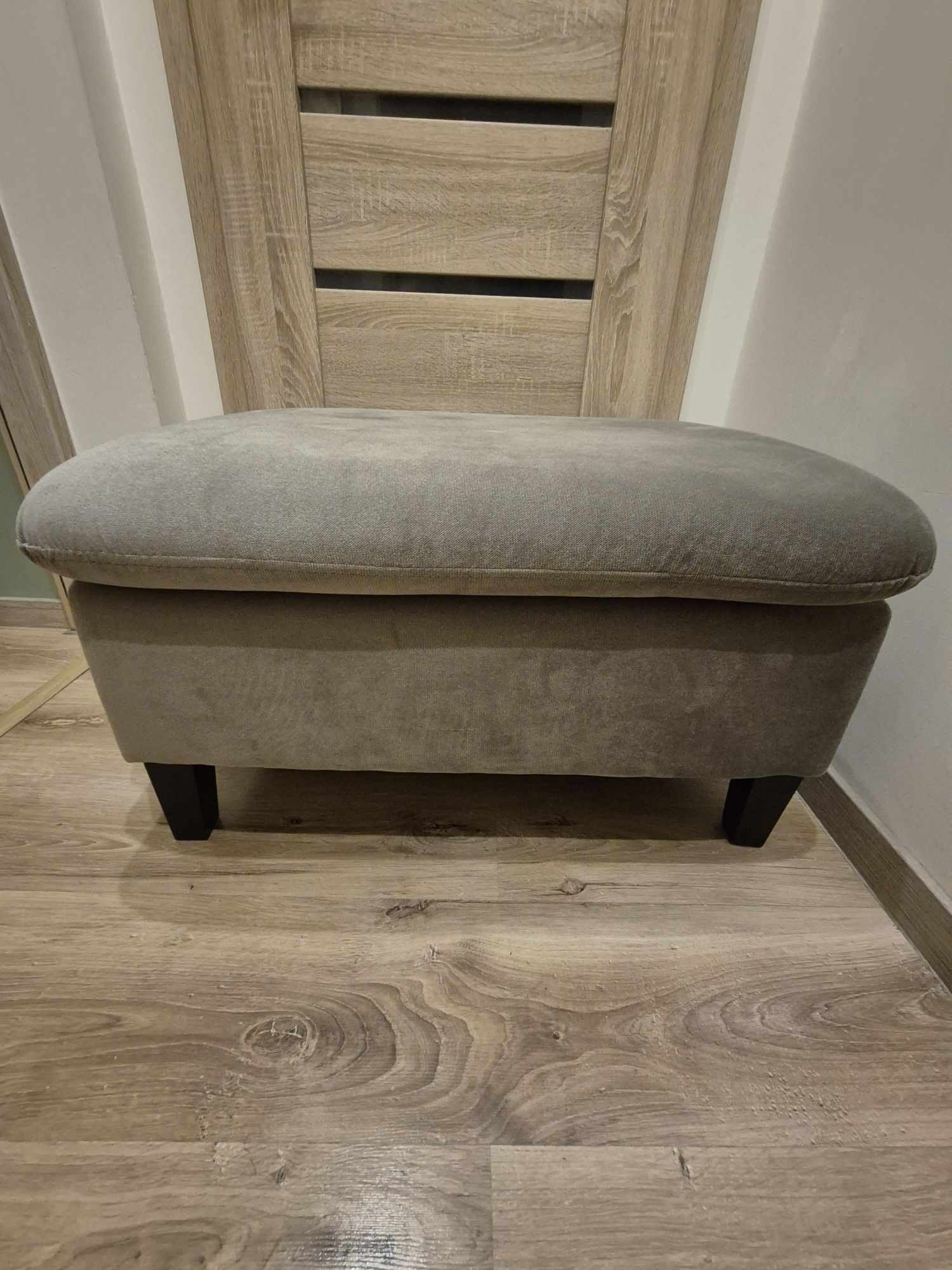 elegancka pufa Vasto marki LINNEO