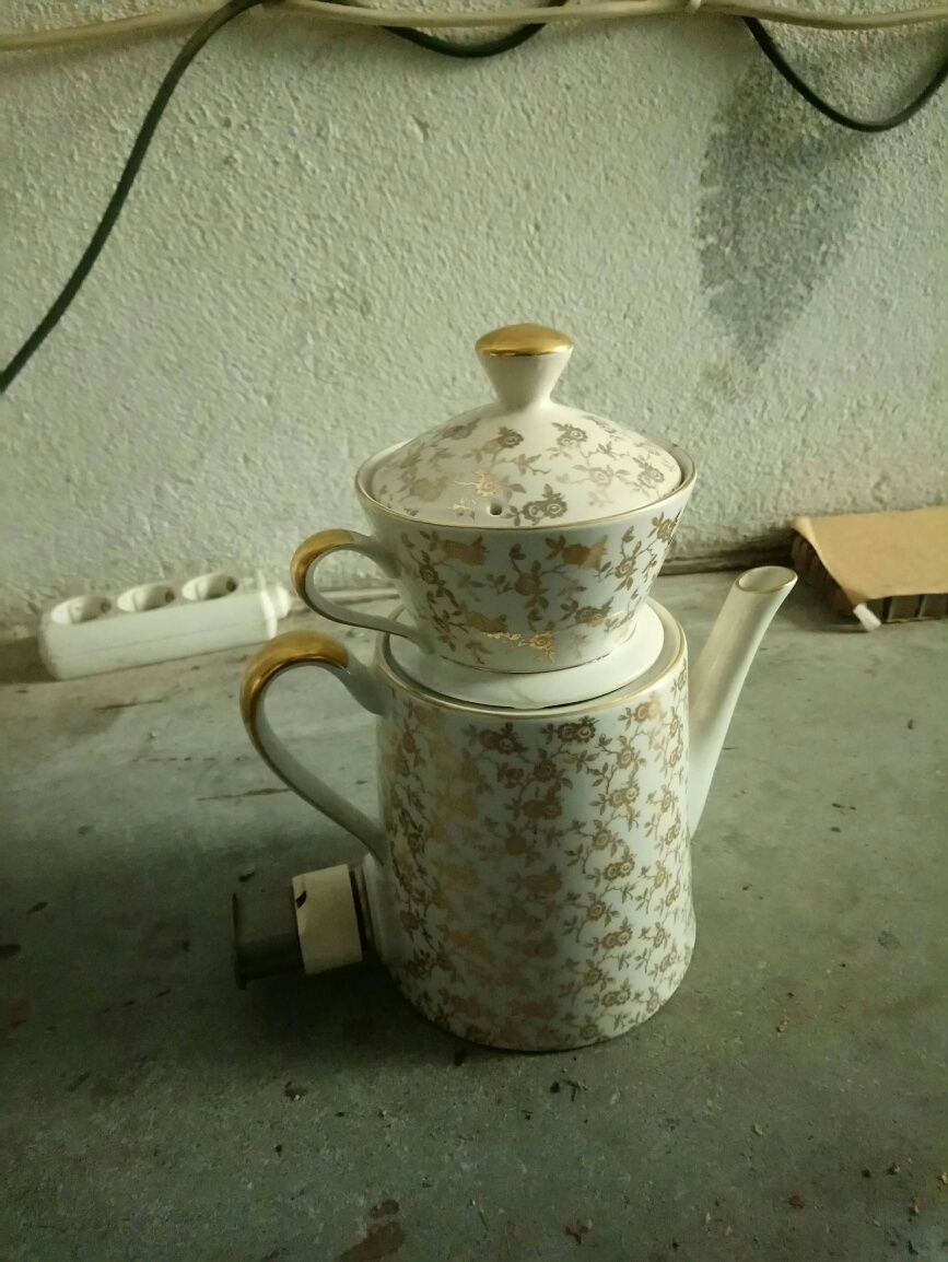 Cafeteira e chaleira elétricas em porcelana