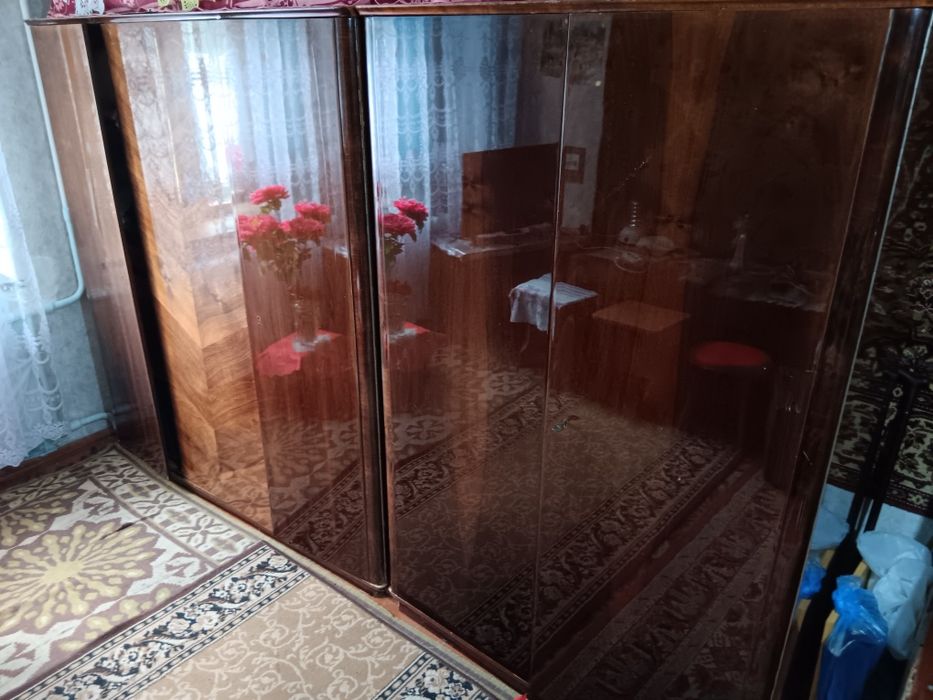 Продам 2 шифанера, 2-х и 3-х створчатый, б/ц, в хорошем состоянии.