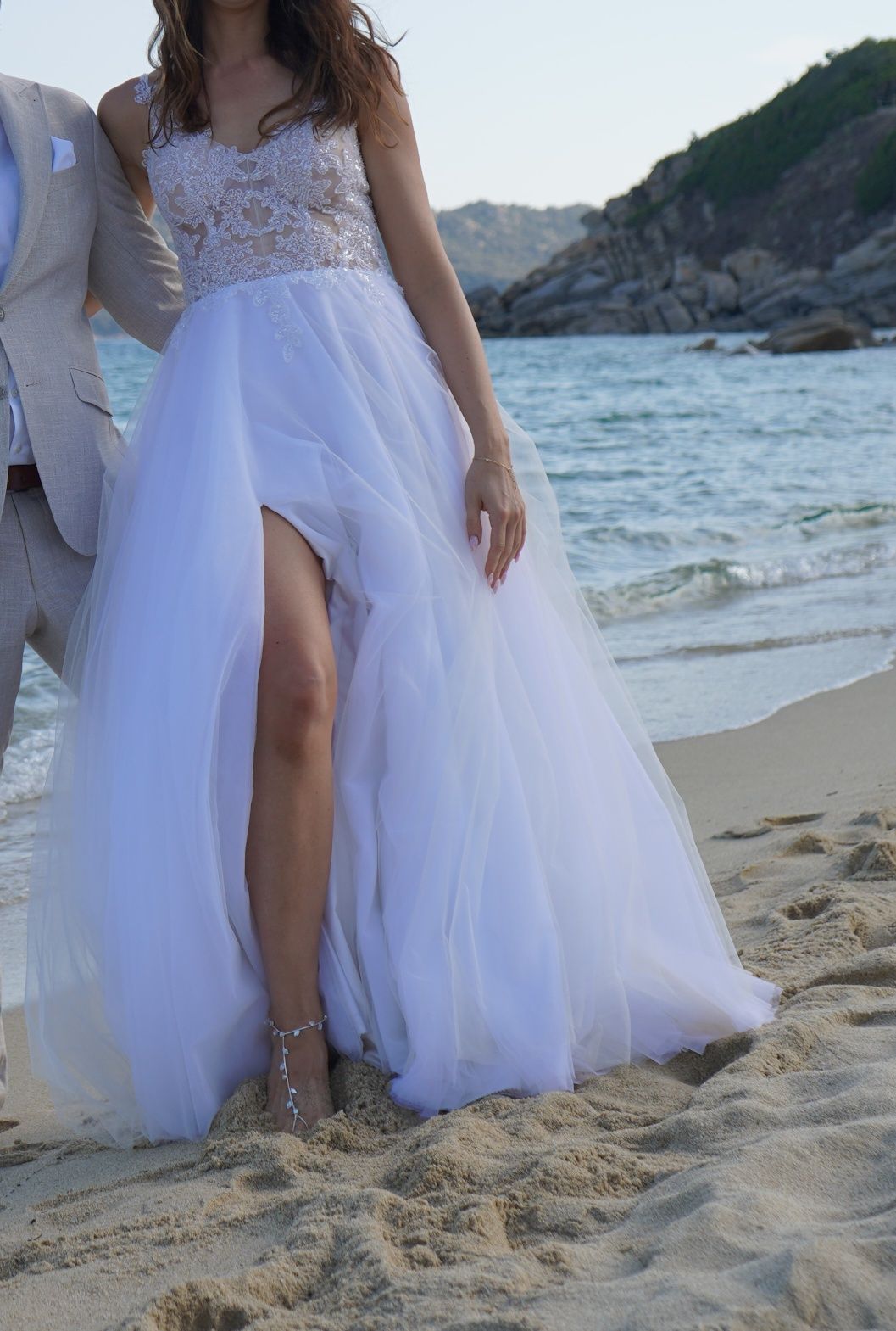 Suknia ślubna z rozporkiem