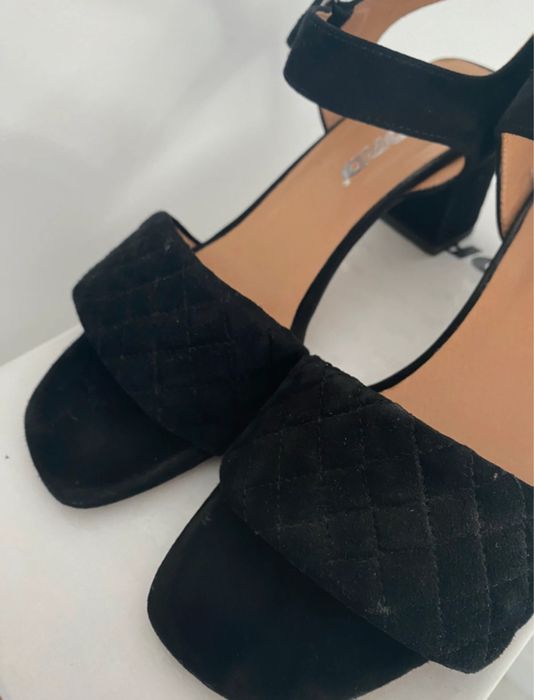 Zamszowe sandałki na obcasie