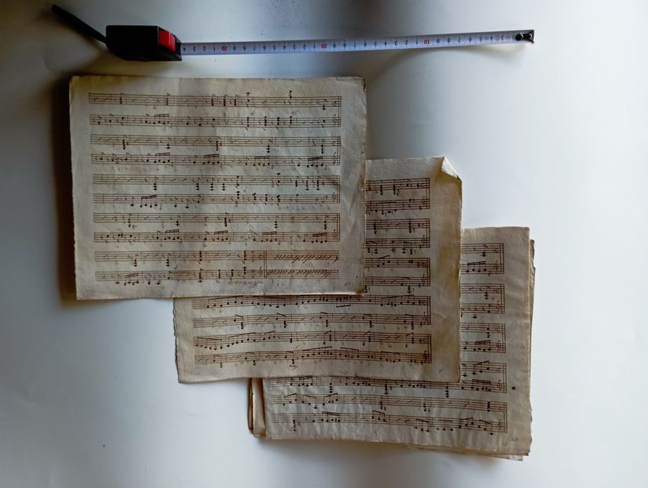 Manuscritos e pautas musicais antigas