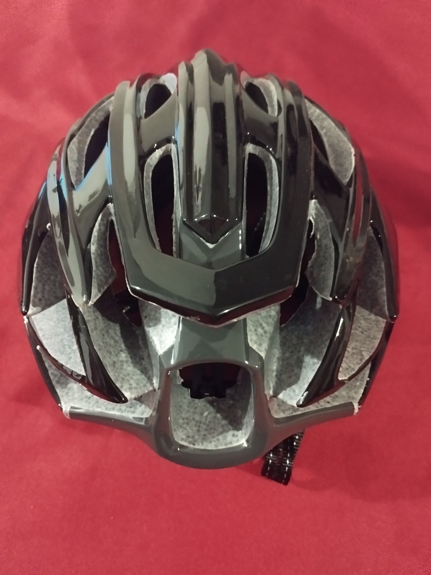 Dois capacetes de ciclismo