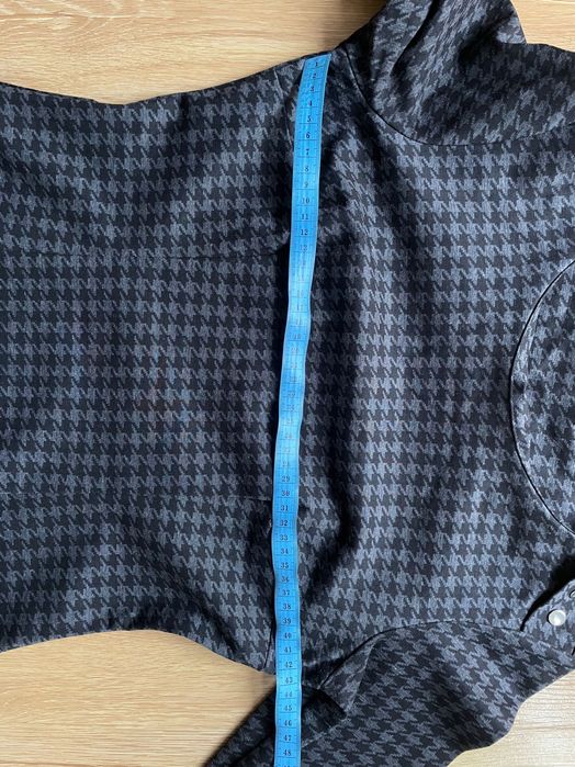 Dopasowana sukienka midi z krótkim rękawkiem w pepitkę S/M