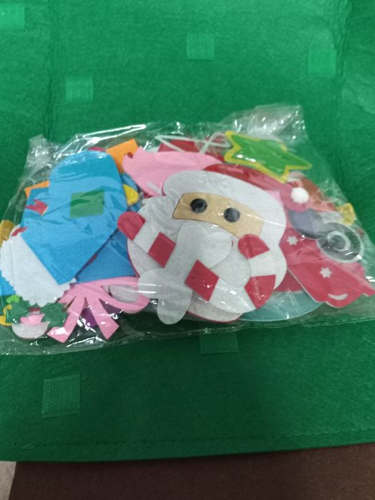 Choinka z filcu dla dzieci z ozdobami