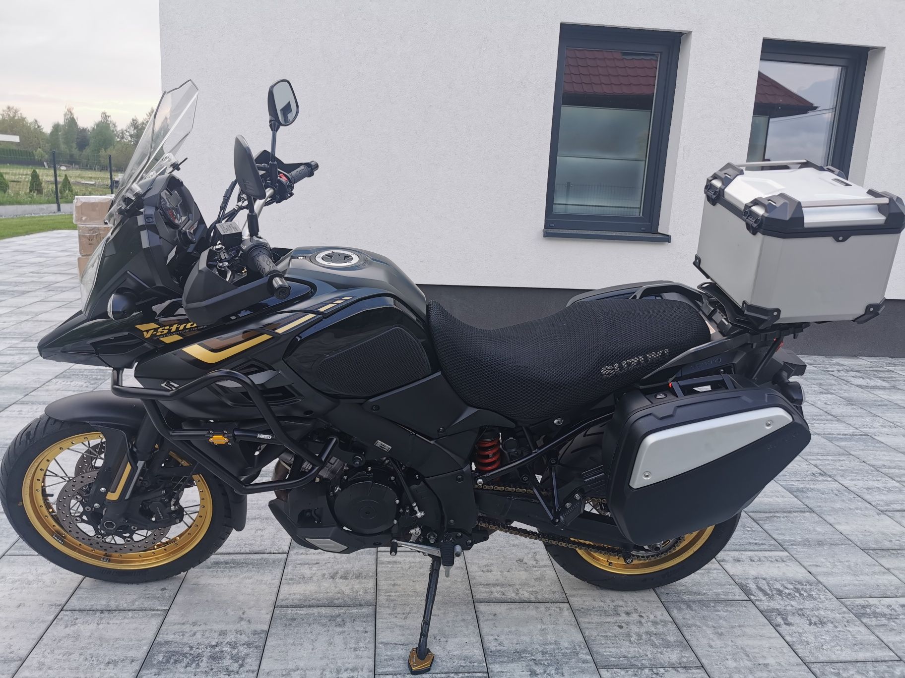 Suzuki v strom 1000 XT