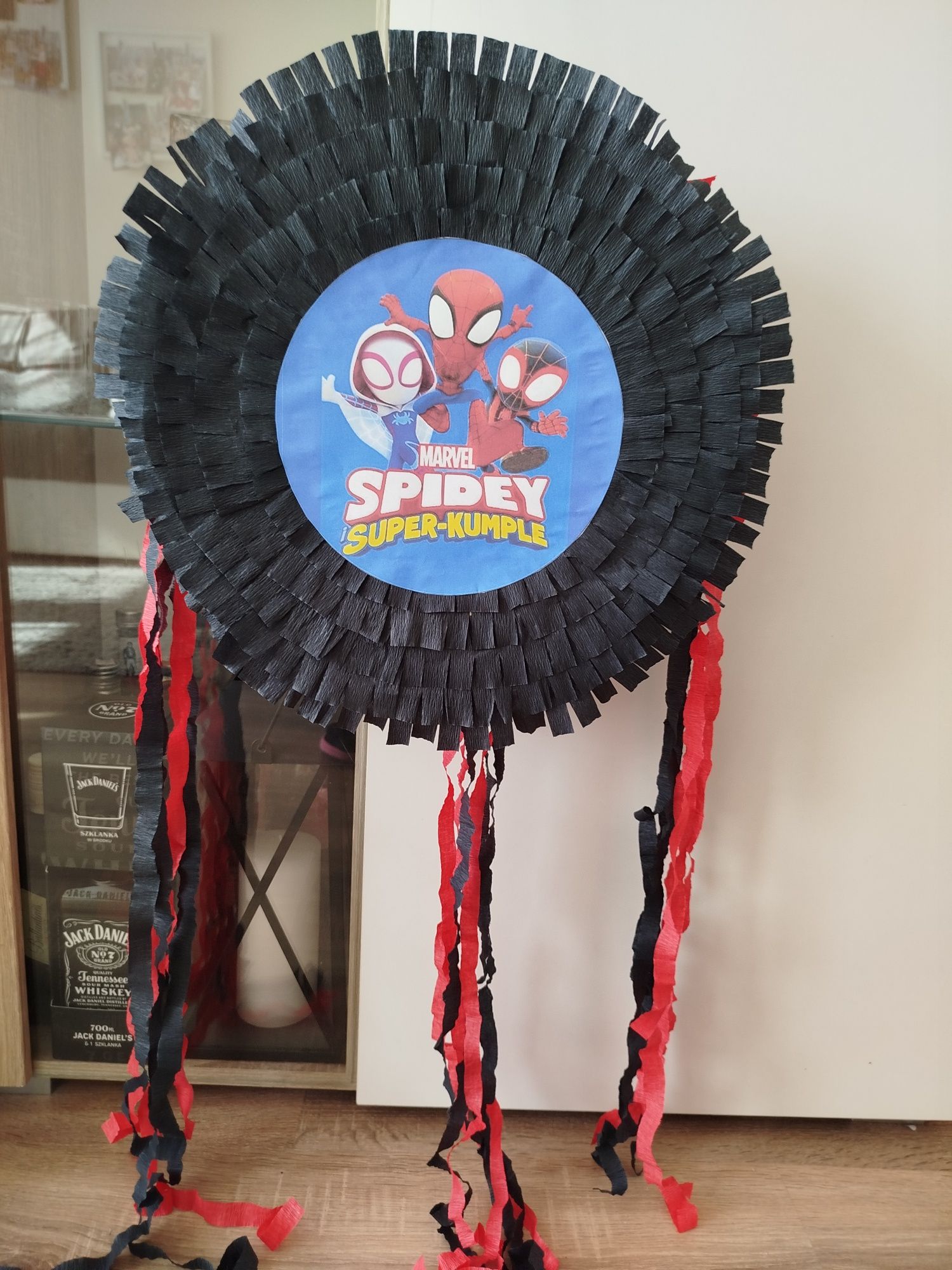 Piniata spidey i super kumple czarno czerwona z tasiemkami