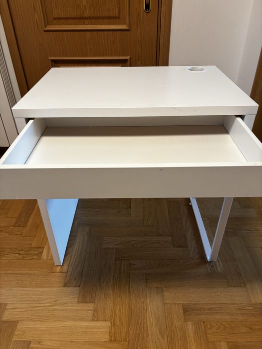 Białe biurko IKEA