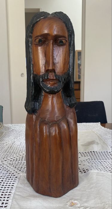 Escultura de Cristo em madeira — feita à mão