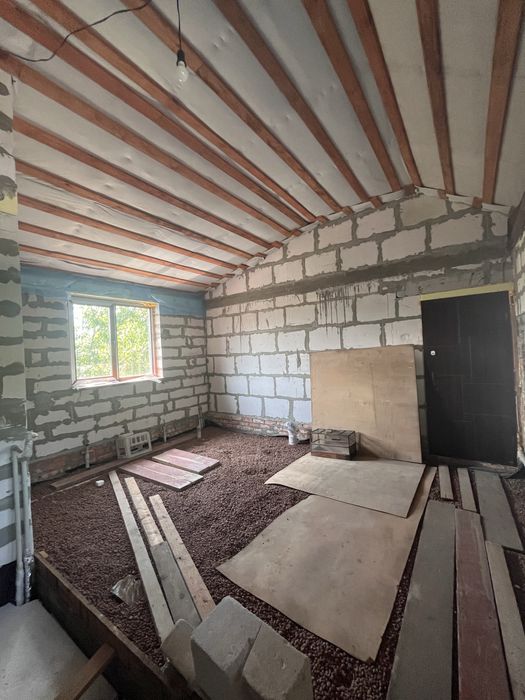 Дім на Космосі з незавершеним ремонтом .