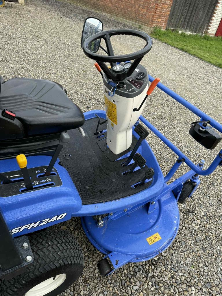 Traktorek kosiarka Iseki SFH 240 Diesel 27KM 4x4 Górny wysyp