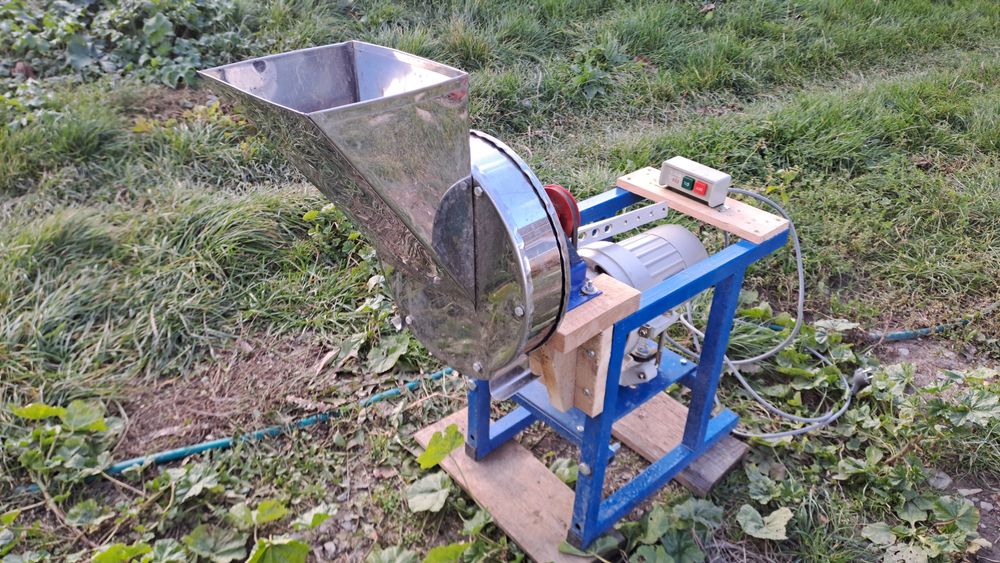 Яблокорізка,корморізка,подрібнювач.