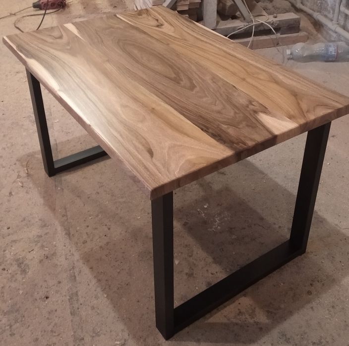 Столик журнальний з натурального горіха