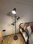 Szara lampa stojaca ikea