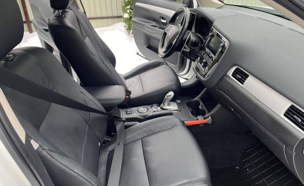 Mitsubishi Outlander PHEV 2014