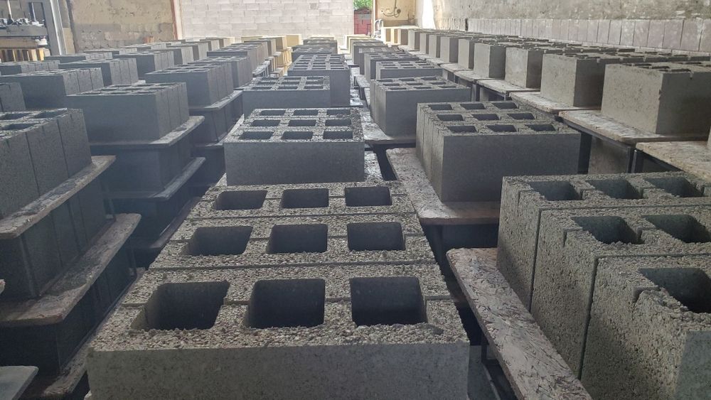 Блоки стінові, блоки фундаментні, бруківка.