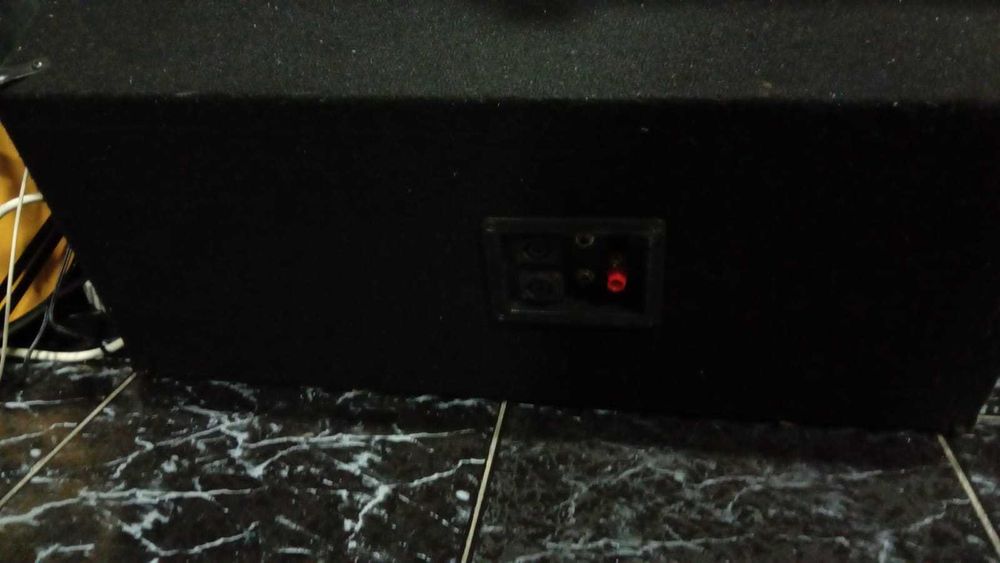 Duas caixas com alto-falantes de 15' em bom estado