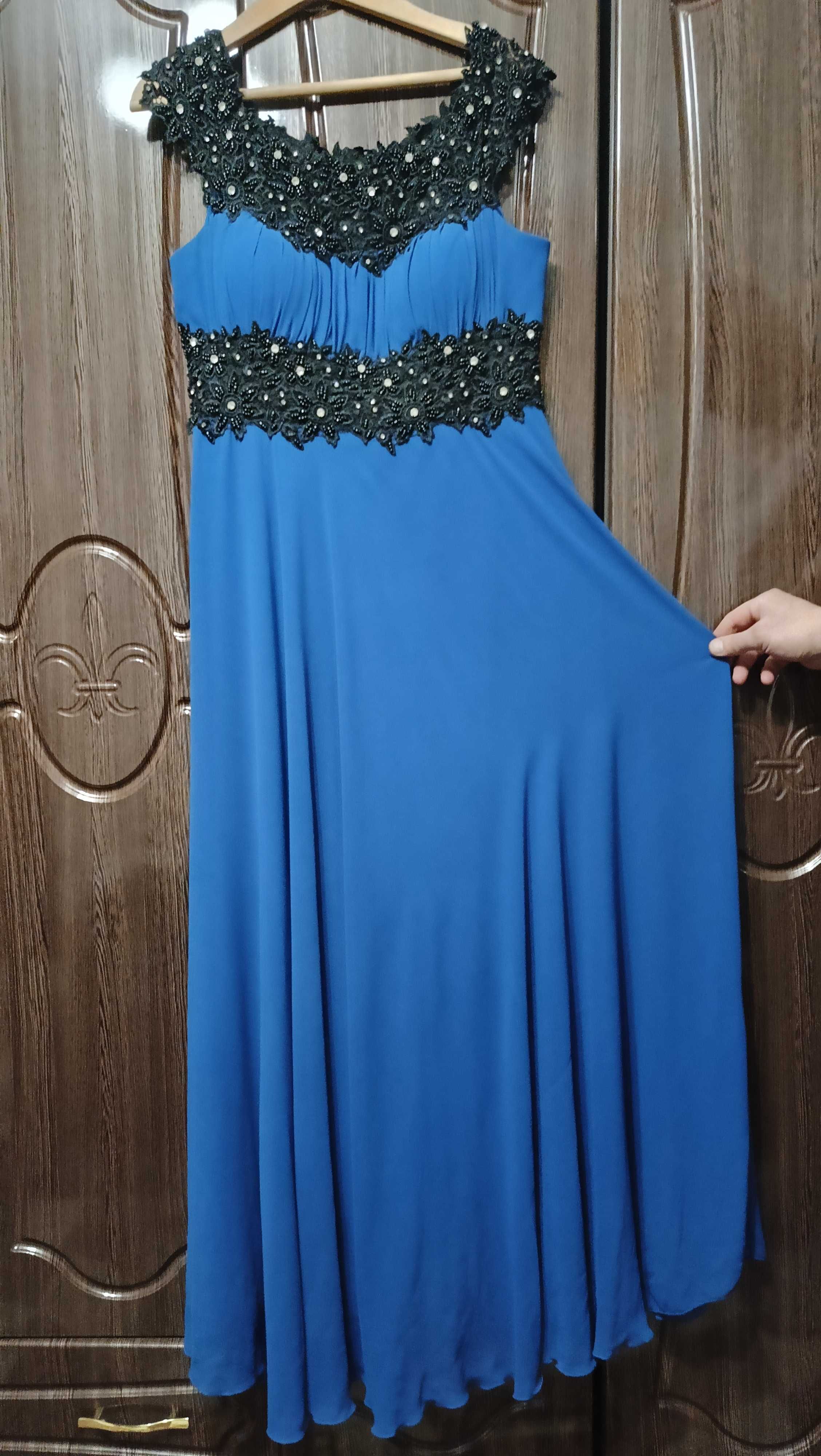 Вечірня сукня темно синього кольору