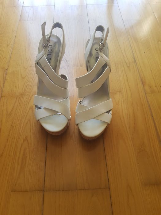 Sandálias brancas GUESS