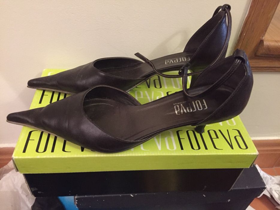 Sapatos da Foreva castanhos em pele