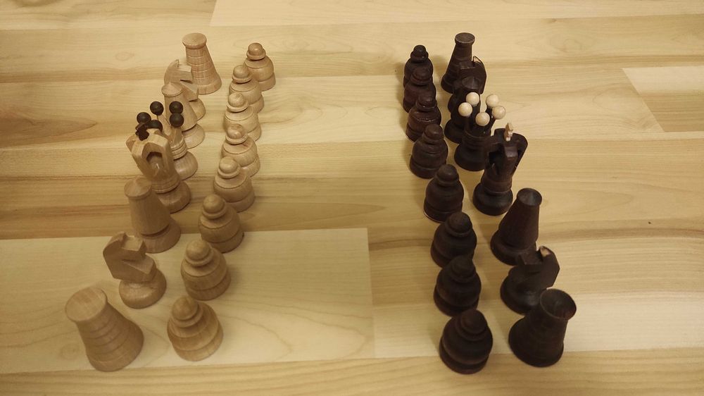 Figury szachowe - drewniane, brązowo - białe