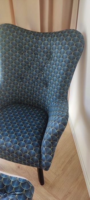 Stylowy fotel z podnóżkiem