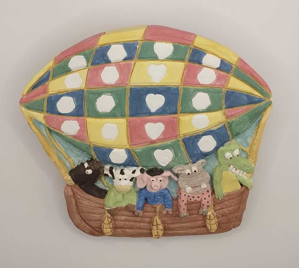 Escultura de cerâmica feita à mão: animais a passear de balão