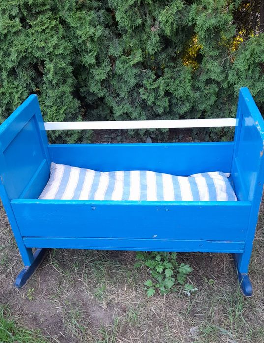 Drewniana kołyska na biegunach