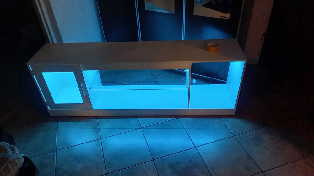 Szafka RTV z oświetleniem