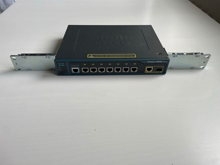Switch 8 portowy Cisco 2960 7x 1G RJ45 oraz 1x 1G combo RJ45/SFP