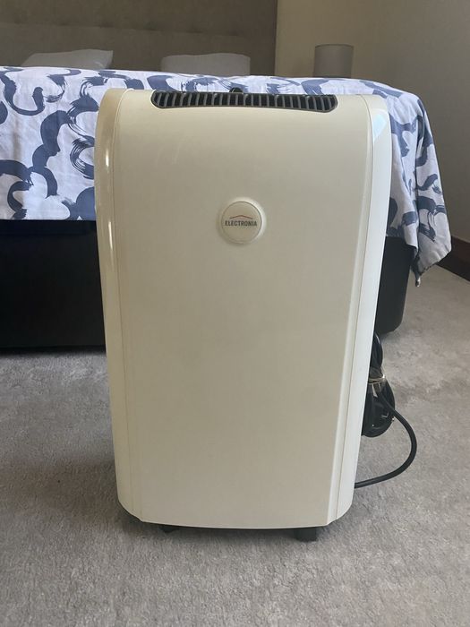 Desumificador portátil Electronia em ótimo estado.