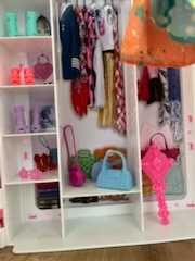 Sprzedam szafę Barbie z ubraniami i lalką