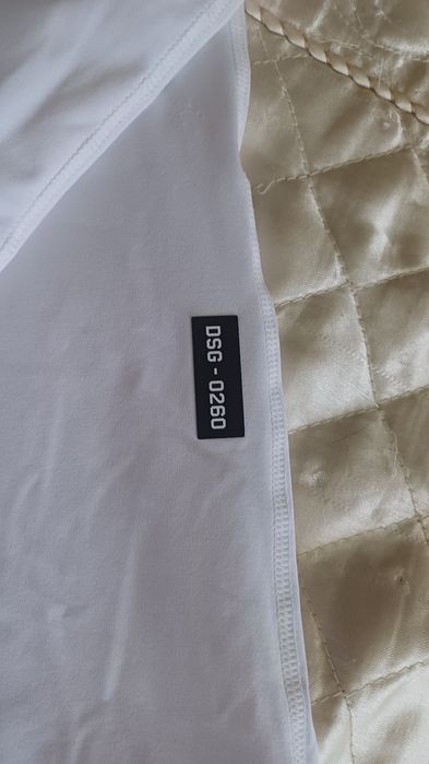 Білий гольф як жінці так і чоловіку