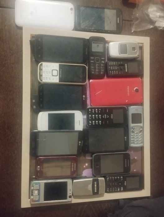 Мобилнийе телефоны на запчасты